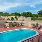 Stunning Apartment In Molunat With Wifi *