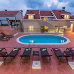 شقة Stunning Apartment In Molunat With Wifi مولونات