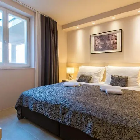 아파트 Lovely Apartment In Molunat With Swimming Pool *