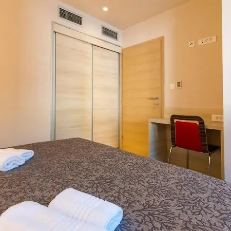 아파트 3 Bedroom In 몰루나트