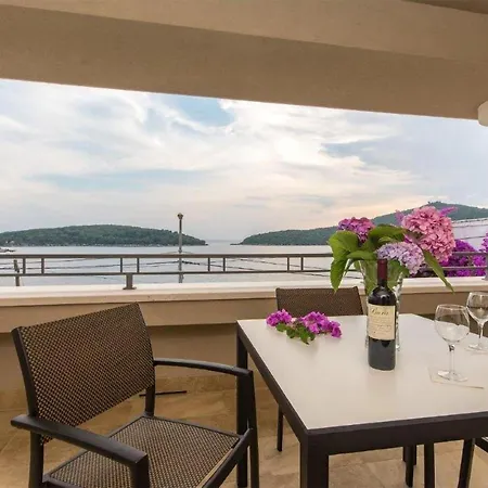 아파트 Lovely Apartment In Molunat With Swimming Pool 몰루나트
