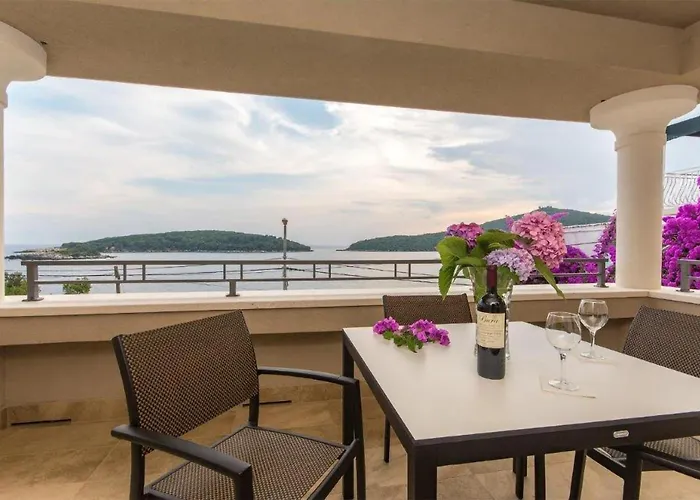 아파트 3 Bedroom In 몰루나트