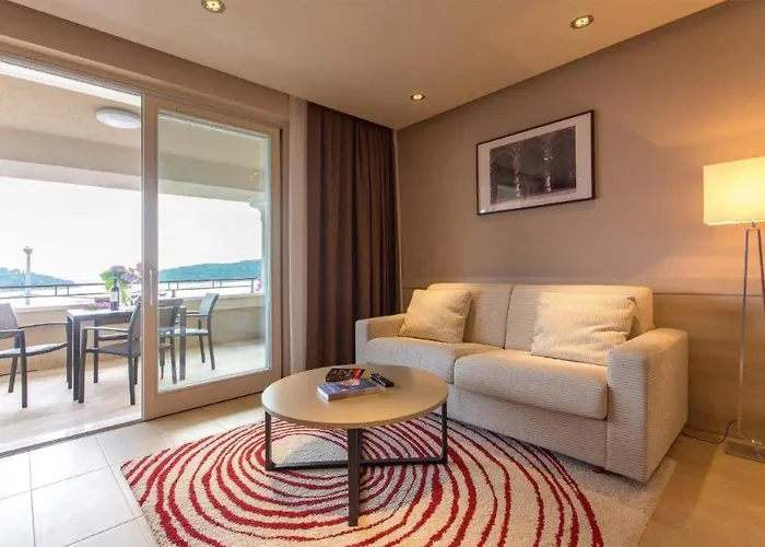 아파트 3 Bedroom In 몰루나트