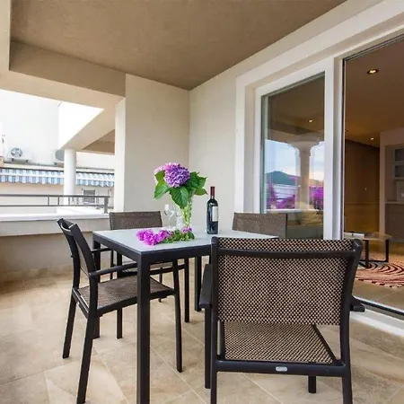 Stunning Apartment In Molunat With Wifi * Molunat
