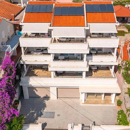 Stunning Apartment In Molunat With Wifi